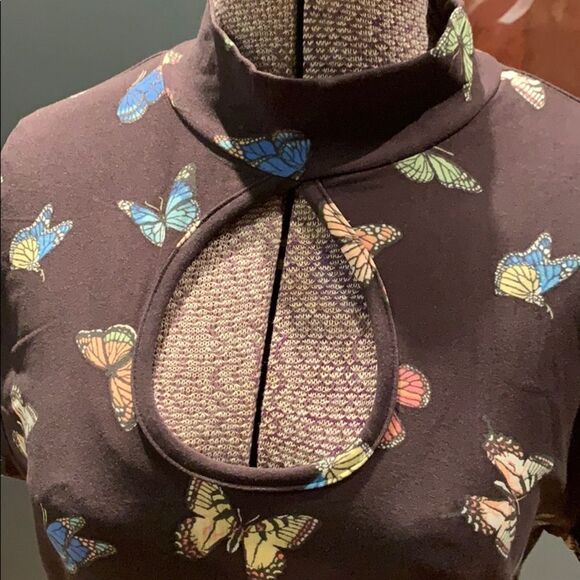Rue21 stretch black keyhole butterfly print top. NWT. - Picture 3 of 5